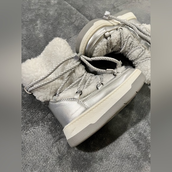 Little girls Snow Boots size 6 worn once silver + white faux Sherpa zipper - Picture 9 of 9